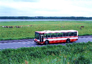 湖畔の草原を走る網走バス
